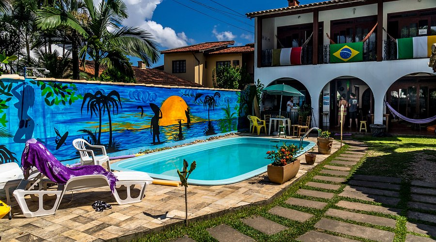 Guests enjoying a poolside barbecue at Geckos Hostel in Florianópolis.